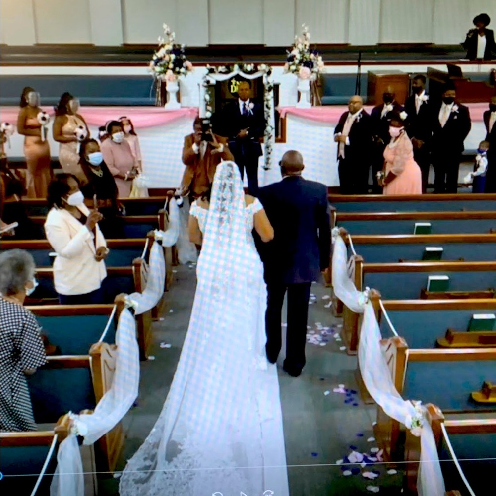 Wedding dress size 18/20 like new